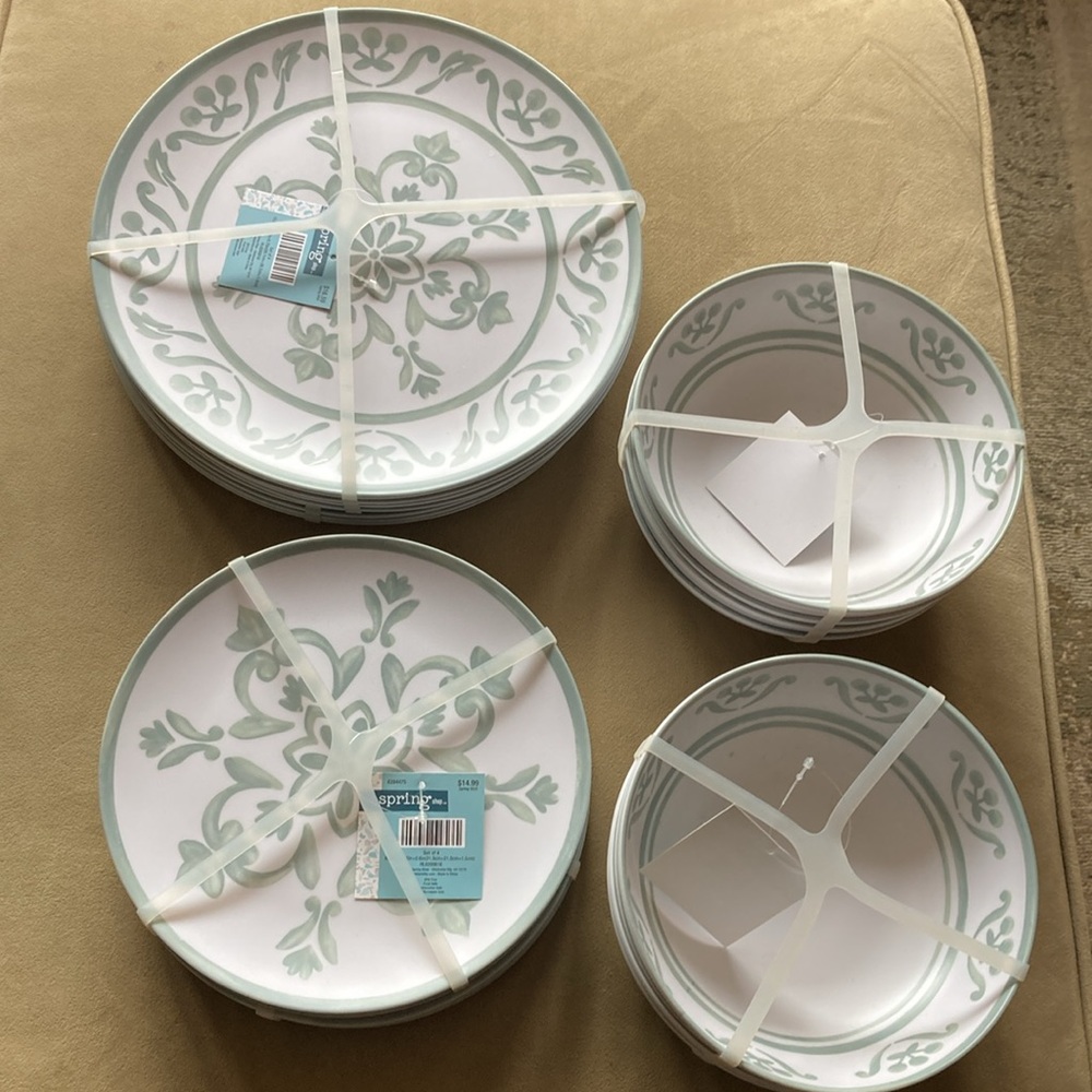 NEW—-Set of 8 Plastic Dinner Set
